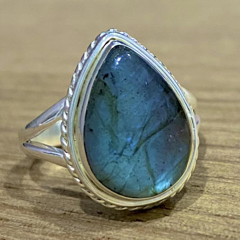 Laihas Twisted Raindrop Labradorite Ring